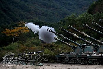 美韩联军举行实弹演练场面大炮火猛烈