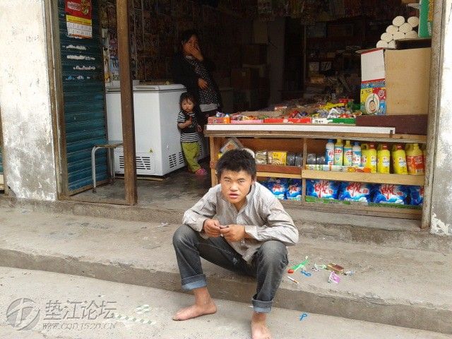 流浪孩子 求人关注      在县城西门广场附近一带经常能看到以下的