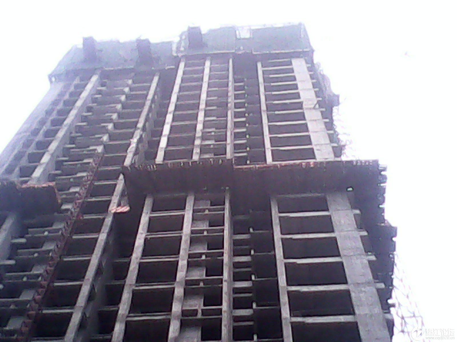 东城国际高层商品房建筑安全让人担忧。 今天上午10点左右从高层建筑物上,飞出一根2到3米的木方到距旁边三合安置房2栋2单元502客厅房中。屋子一片狼藉。所幸没伤人。 这工地经常有建筑物落向住宅区,一点安全防护措施也没有。并且通宵都在施工,嘈音已有半年之久。望相关部门管一管。谢谢。