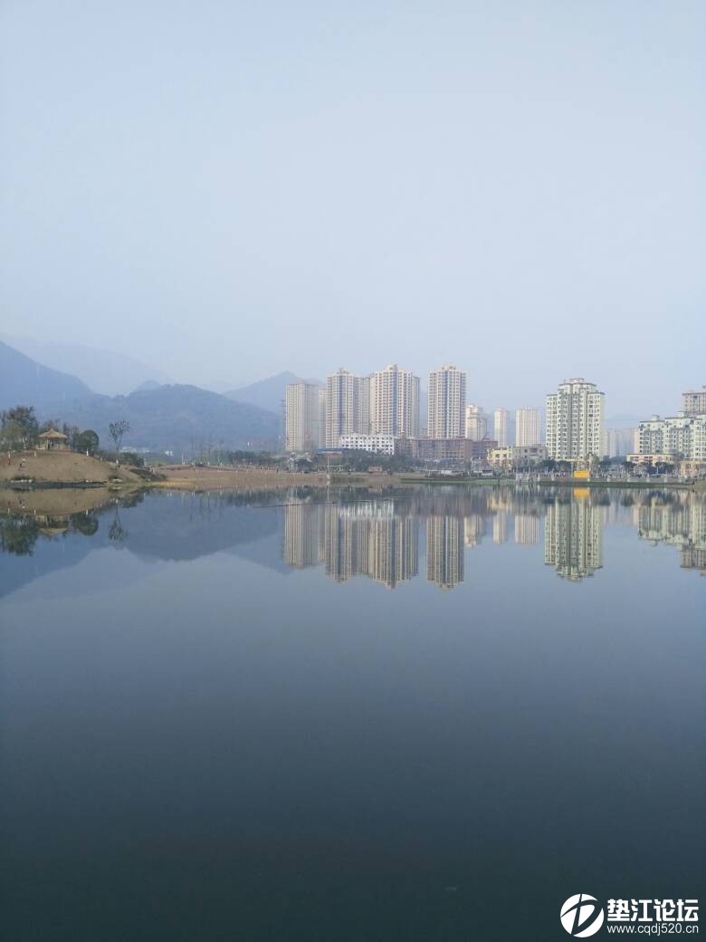 我们垫江的牡丹湖真是一道亮丽的风景,成为人们休闲散步的好去处,真