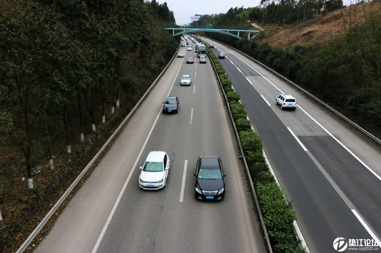 渝万高速长安大道跨线桥上看车流