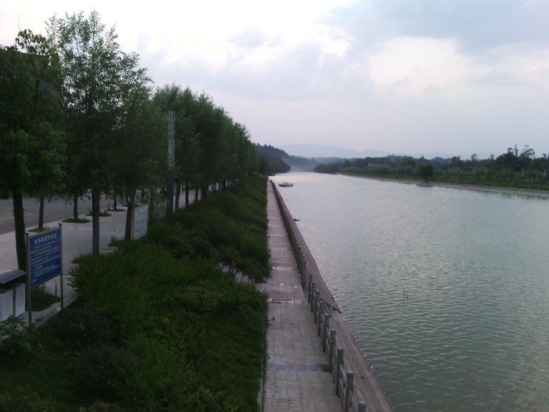 高安镇滨河生态河堤风光美