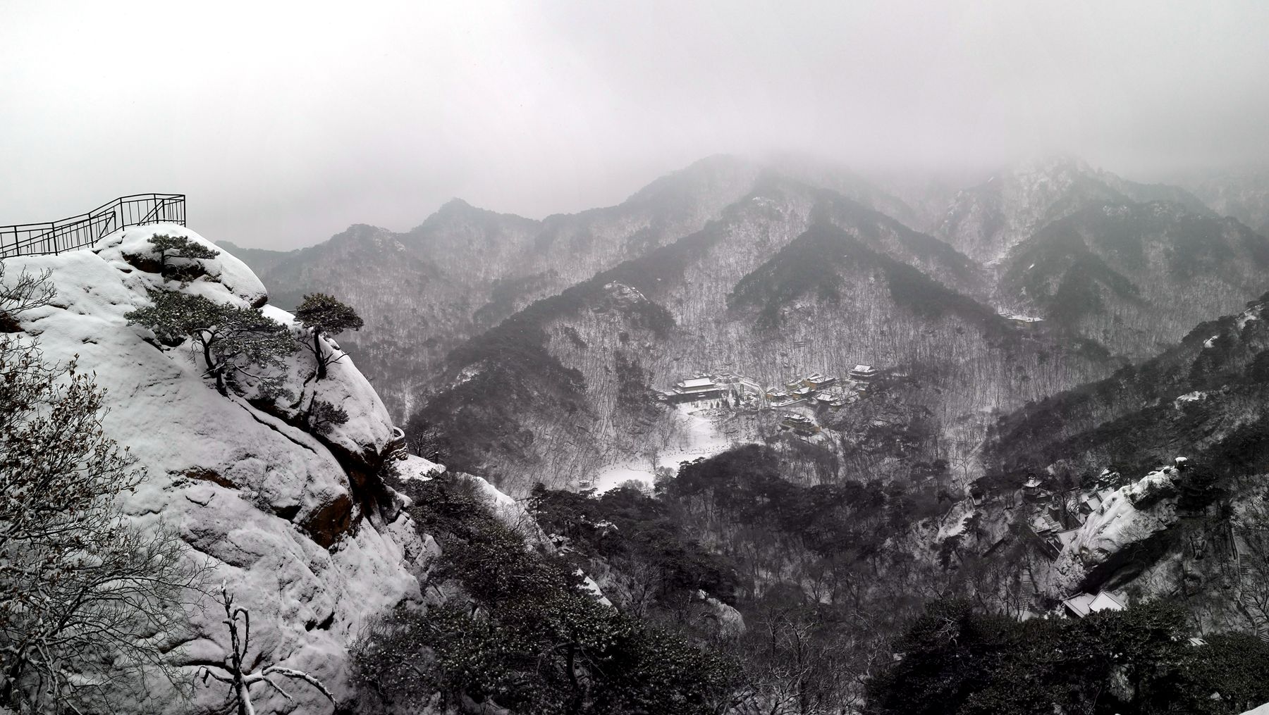 千山正门雪景图片