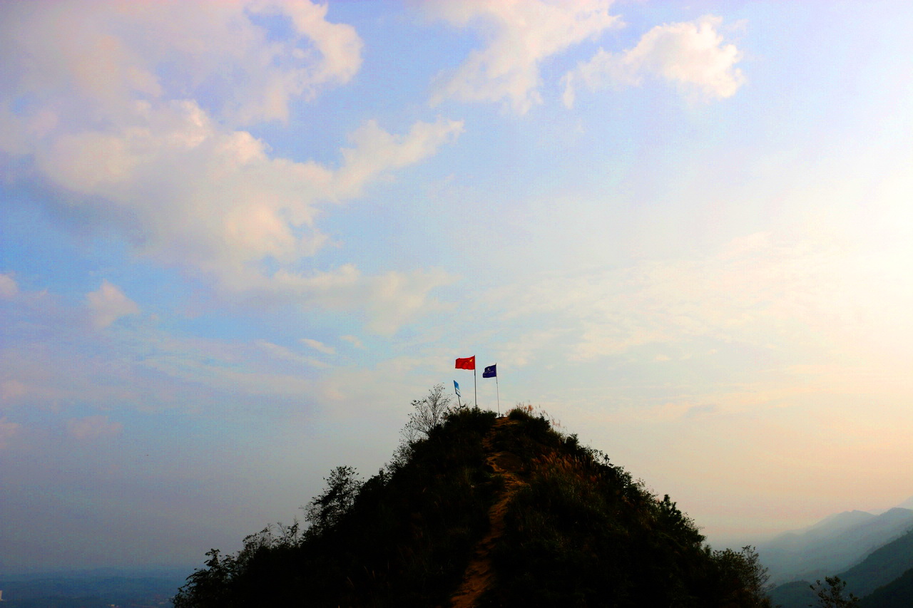 红旗山上红旗飘扬 