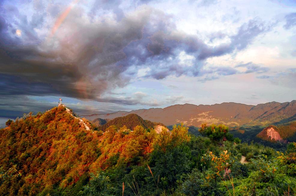 纪实摄影红旗山的凉晨美景